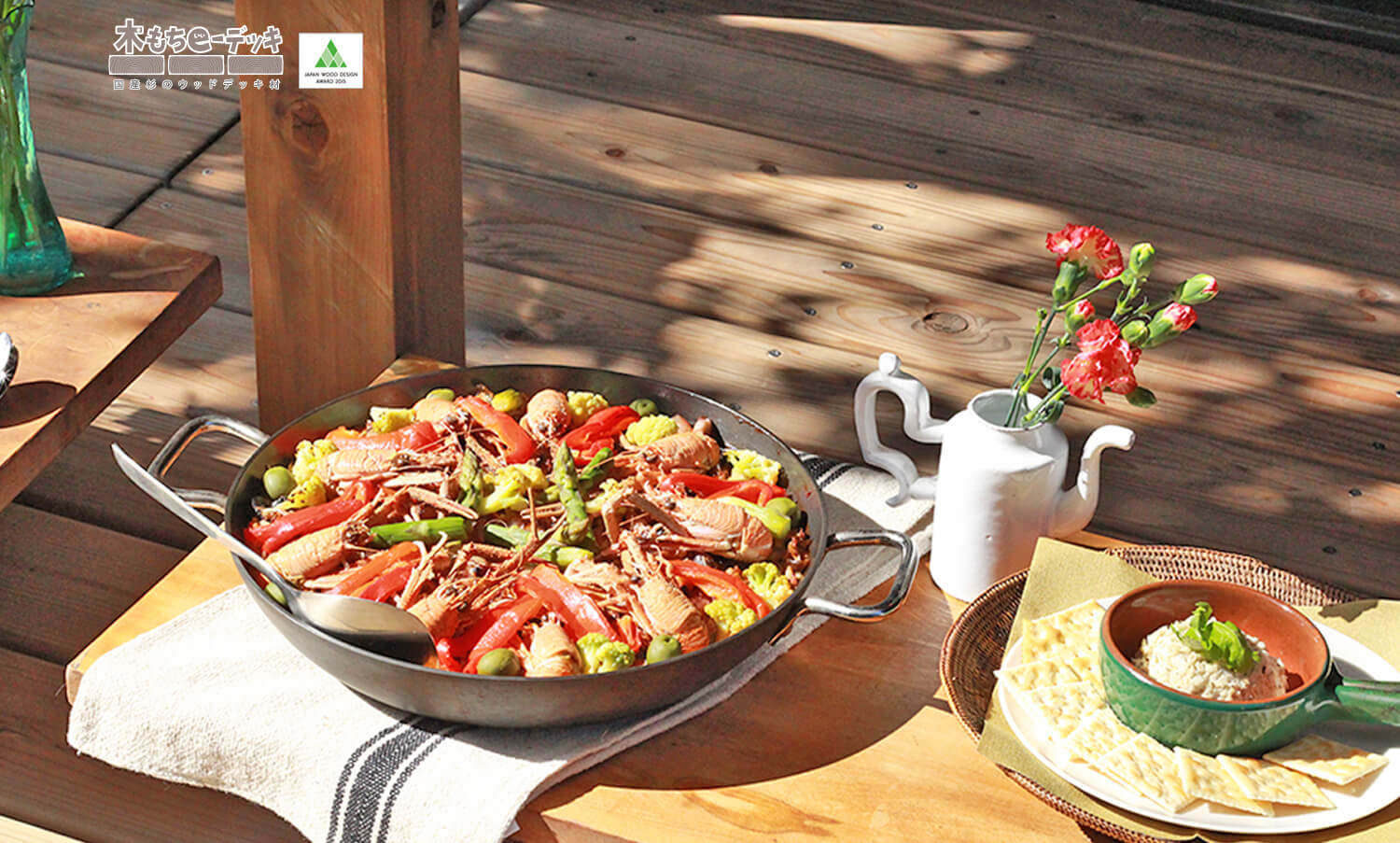 屋外にも強い杉のデッキ材でパーティー